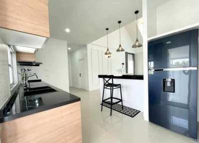 H472 Hot sale: Pool Villa. Fully furnished Soi Phonprapanimit 22. 