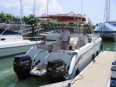 BARGAIN AUSTHAI 800  CATAMARAN POWER BOAT VERY GOOD CONDITION