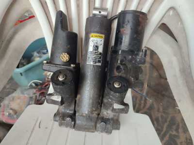 Power Tilt / Trim drive Mercury 225 working good