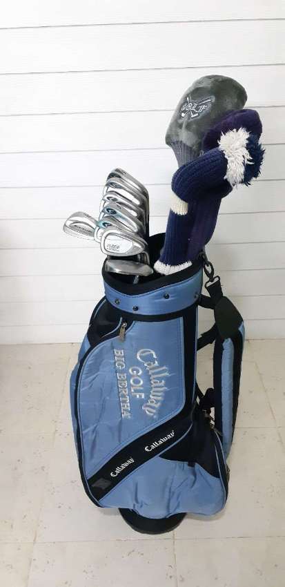 Complete set of golf clubs with bag